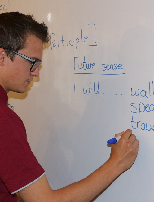 Profesor explicando gramática en el curso de nivelación escolar